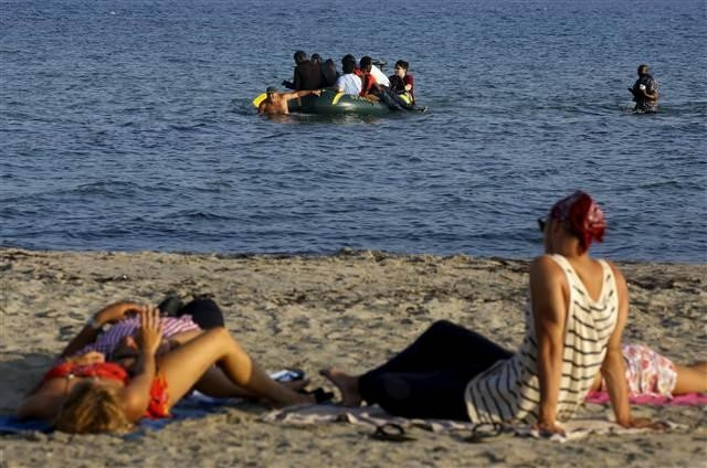 Saatlerce kürek çekip Yunanistan'a gittiler