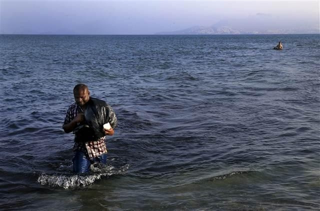 Saatlerce kürek çekip Yunanistan'a gittiler