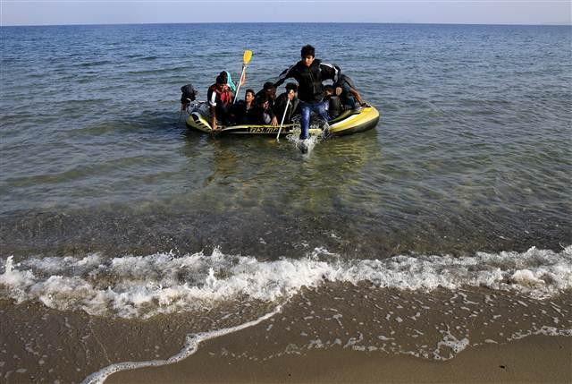 Saatlerce kürek çekip Yunanistan'a gittiler