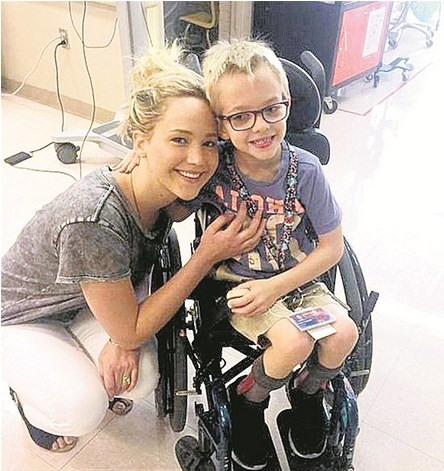 Jennifer Lawrence yardım meleği