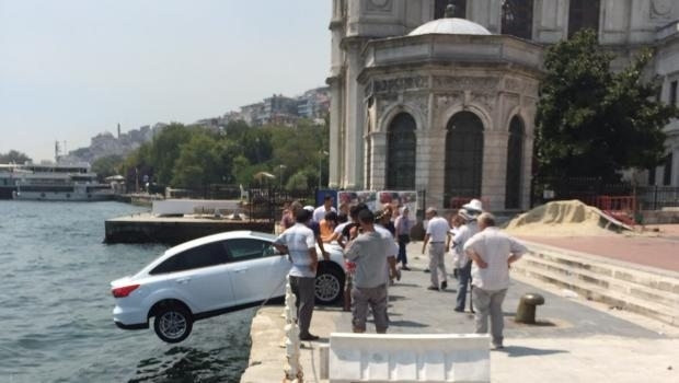 El freni çekilmeyen otomobil denize düşmekten son anda kurtarıldı