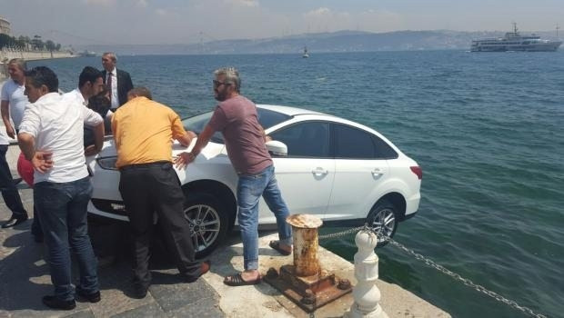 El freni çekilmeyen otomobil denize düşmekten son anda kurtarıldı