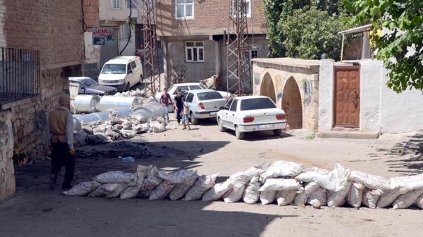 Silvan’da silahlı YDG-H'liler mahallelere hendek kazıp polisle çatı