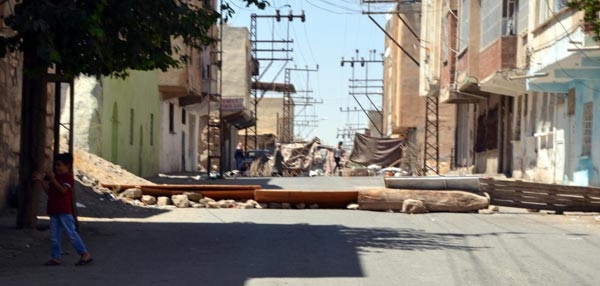 Silvan’da silahlı YDG-H'liler mahallelere hendek kazıp polisle çatı