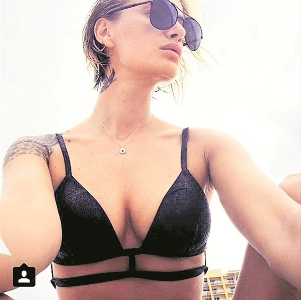 Didem Soydan'ın kumdan kaleli pozu olay oldu