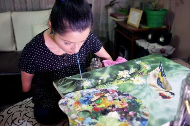 Kolları ve bacakları olmayan ressam