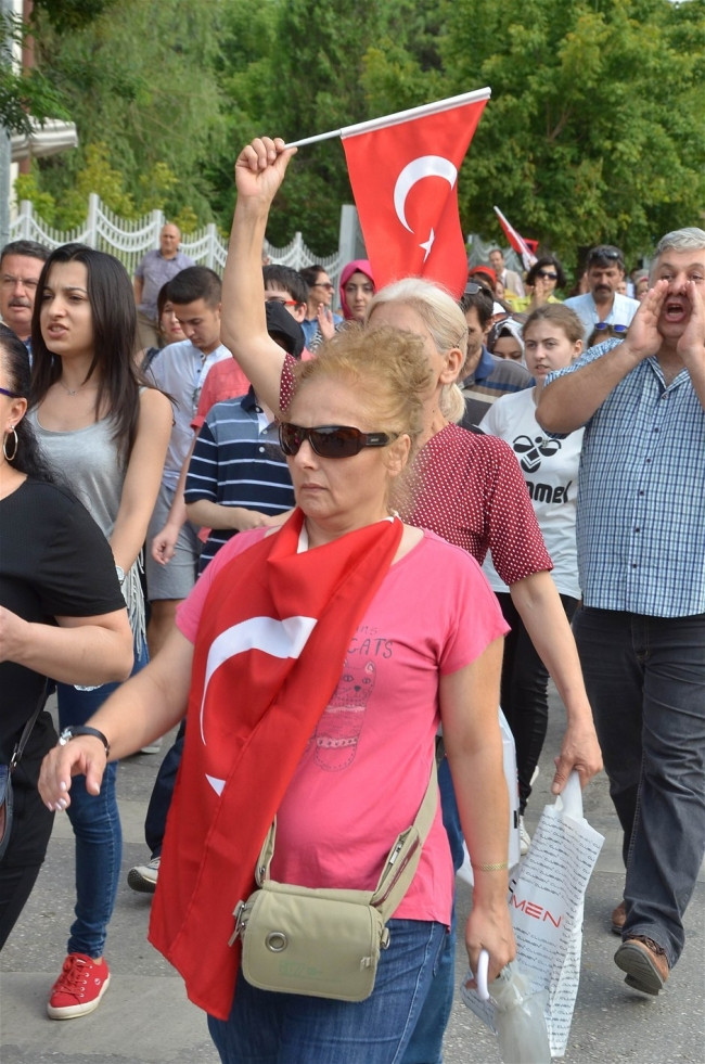 Teröre lanet eylemine az katılım isyan ettirdi