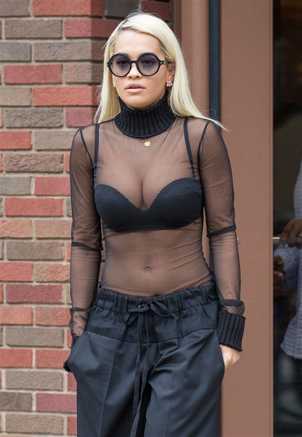 Rita Ora tarzıyla dikkat