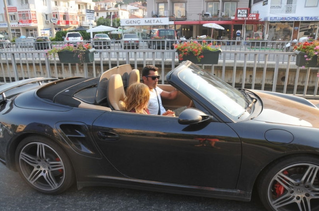Kenan İmirzalıoğlu Sinem Kobal'a tektaş aldı