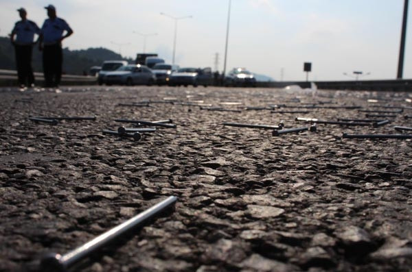 TIR dorsesinden düşen paketten yola saçılan çiviler trafiği felç etti