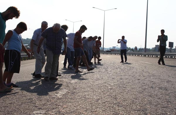 TIR dorsesinden düşen paketten yola saçılan çiviler trafiği felç etti