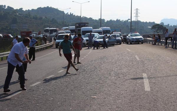 TIR dorsesinden düşen paketten yola saçılan çiviler trafiği felç etti