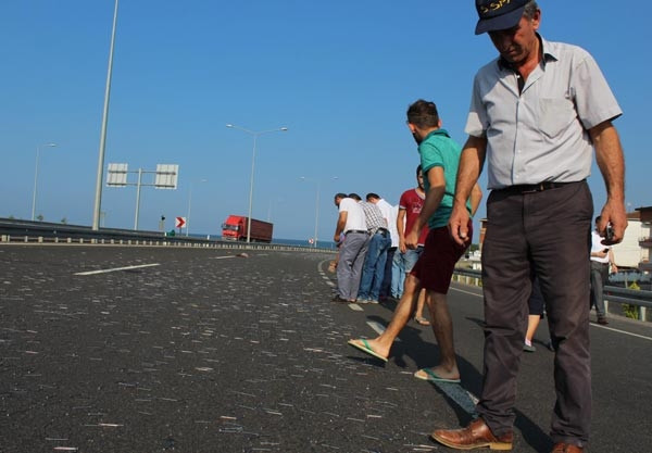 TIR dorsesinden düşen paketten yola saçılan çiviler trafiği felç etti