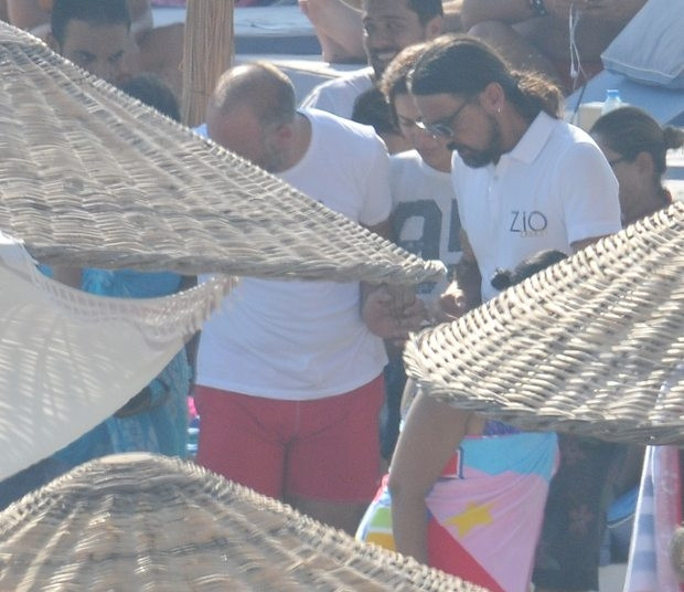 Tatil Halit Ergenç ve eşi Bergüzar Korel'e zehir oldu