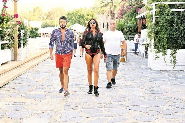 Süreyya Yalçın tarzıyla ilgi odağı oldu
