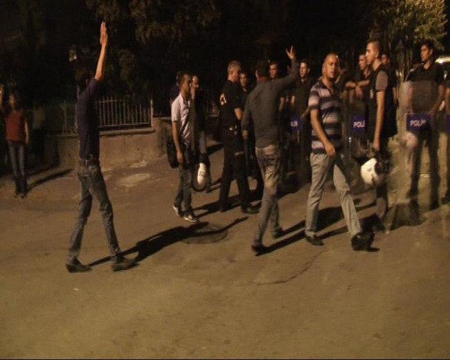 Polise sarılan gence, polis müdürü biber gazı sıktı