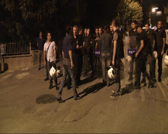 Polise sarılan gence, polis müdürü biber gazı sıktı
