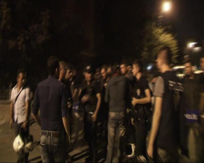 Polise sarılan gence, polis müdürü biber gazı sıktı