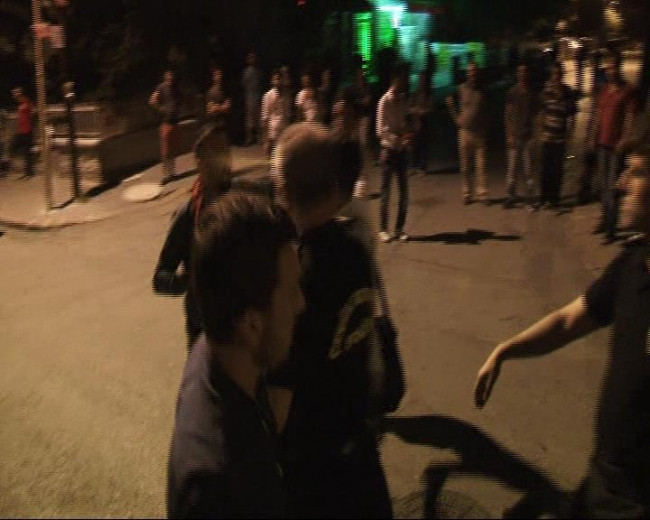 Polise sarılan gence, polis müdürü biber gazı sıktı