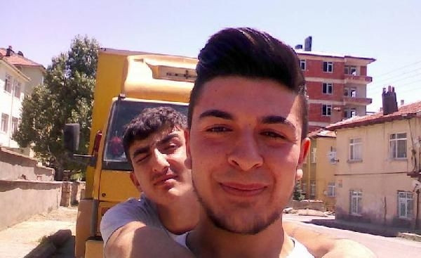 Eşya yüklü kamyon uçuruma yuvarlandı: 3 ölü