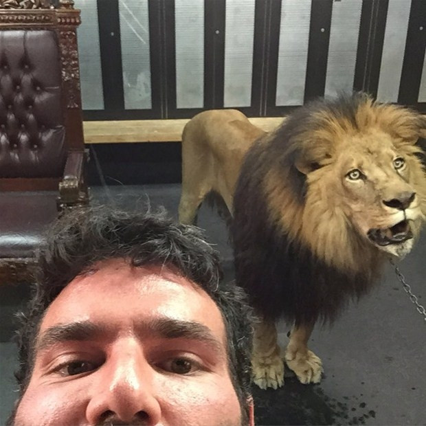 Dan Bilzerian hayranlarını korkuttu