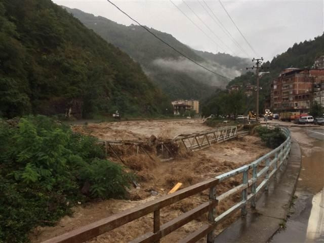 Artvin'de sel can aldı