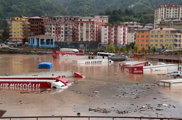 Artvin'de sel can aldı
