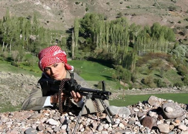 Tuğba Özay'dan poşulu fotoğraf açıklaması
