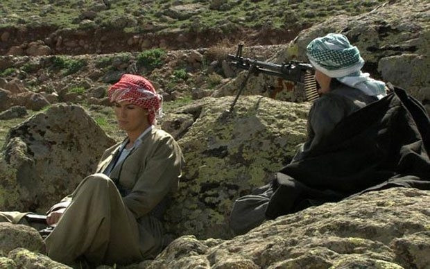 Tuğba Özay'dan poşulu fotoğraf açıklaması