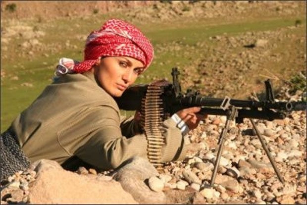 Tuğba Özay'dan poşulu fotoğraf açıklaması