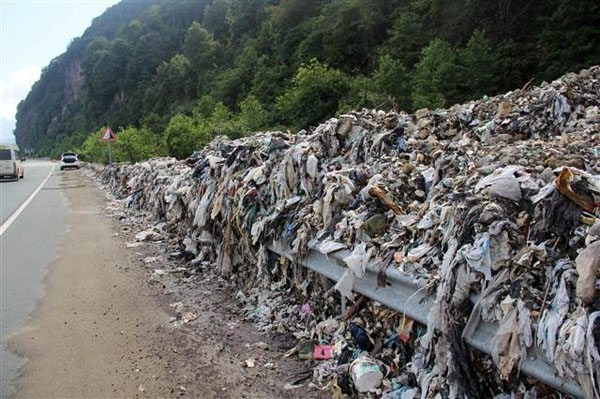 Hopa'da sel suları kaçak çöp dağını ortaya çıkardı