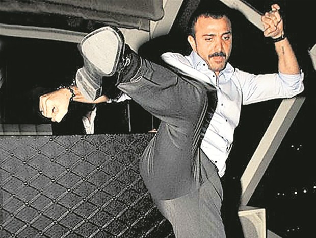 Okan Kurt havalimanında görevlilerle kavga etti