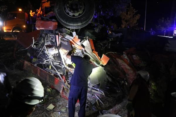 Hurdaya dönen kamyonda 'kayıp çocuk' aradılar