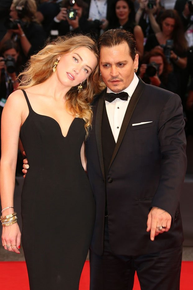 Johnny Depp ve Amber Heard kırmızı halıda el ele göz göze