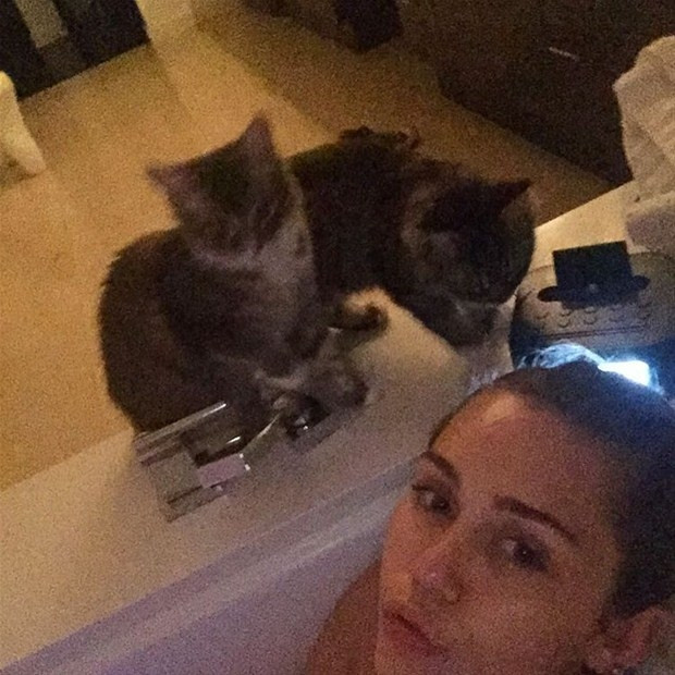 Miley Cyrus yatağa düştü!