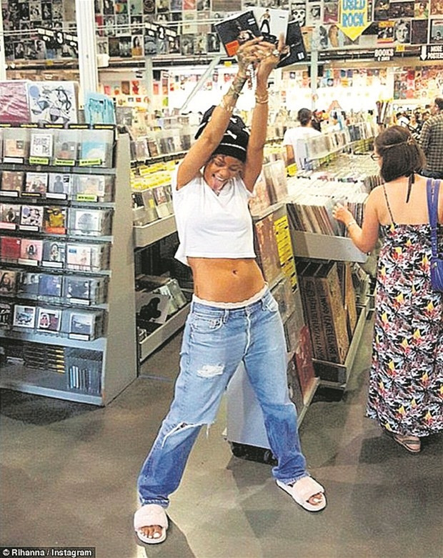 Rockçı Rihanna çok seksi !