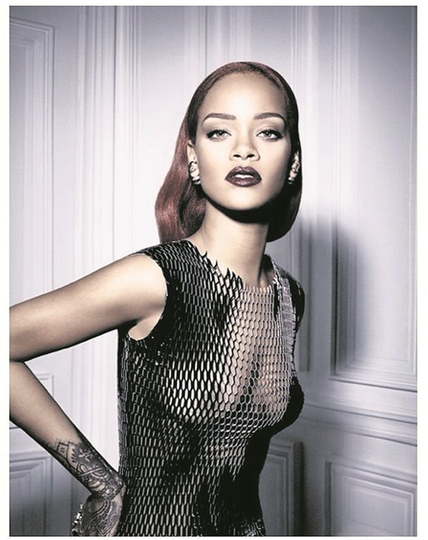 Rockçı Rihanna çok seksi !