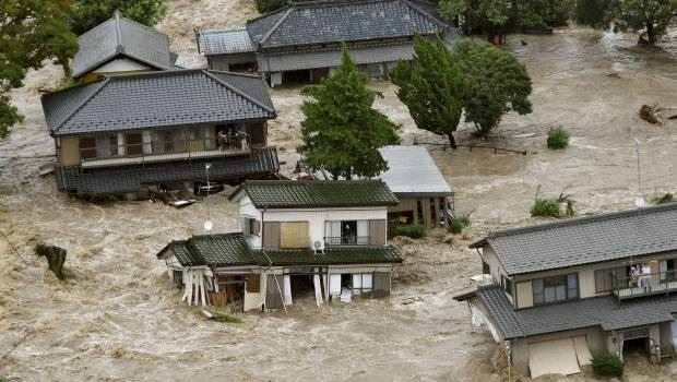 Japonya'yı sel vurdu