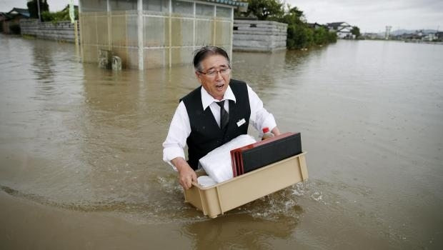 Japonya'yı sel vurdu