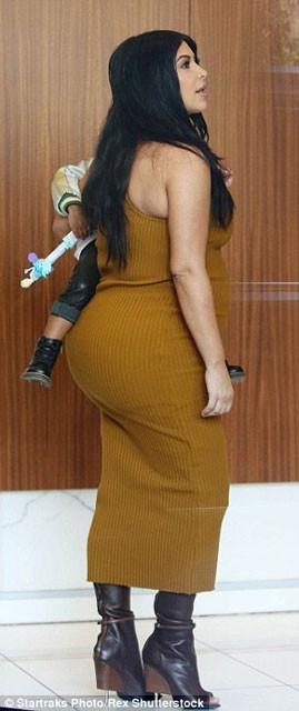 Kim Kardashian'dan yine olaylı elbise