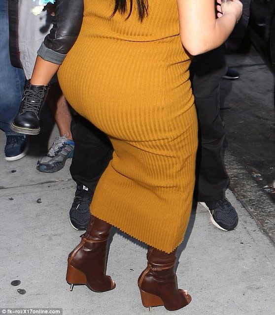 Kim Kardashian'dan yine olaylı elbise