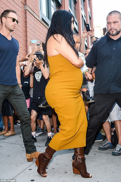 Kim Kardashian'dan yine olaylı elbise