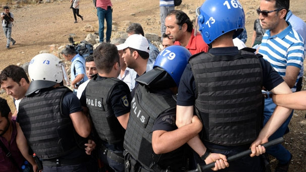 Cizre'ye gidemeyen HDP heyeti İdil'e döndü