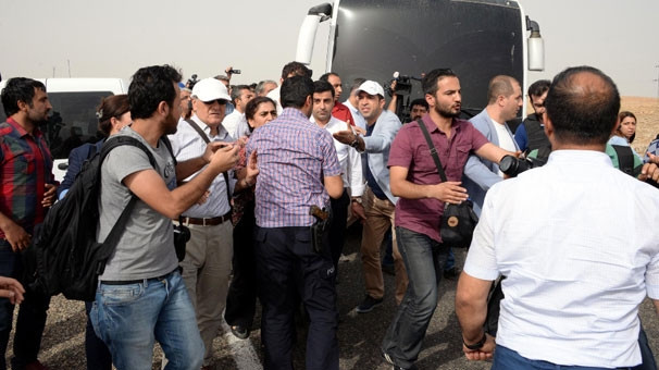 Cizre'ye gidemeyen HDP heyeti İdil'e döndü