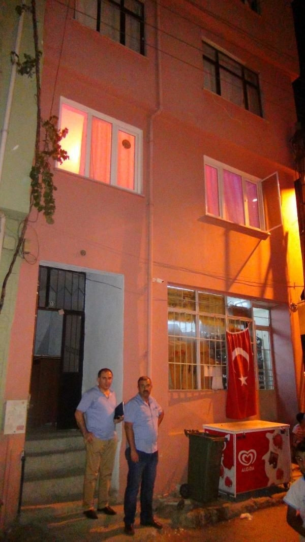 Eşini 2 yaşındaki oğlunun gözleri önünde bıçakladı