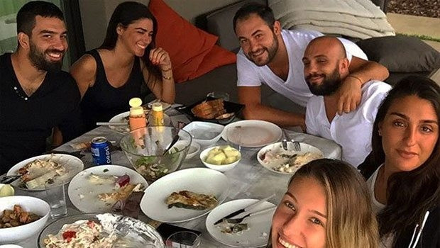 Arda Turan ve Aslıhan Doğan misafirlerini ağırlamaya devam ediyor