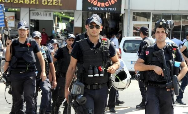 565 sivil toplum örgütü PKK'ya silah bırak çağrısı yaptı