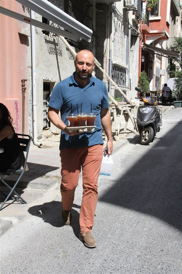 Halit Ergenç kendi elleriyle muhabirlere kahve servisi yaptı