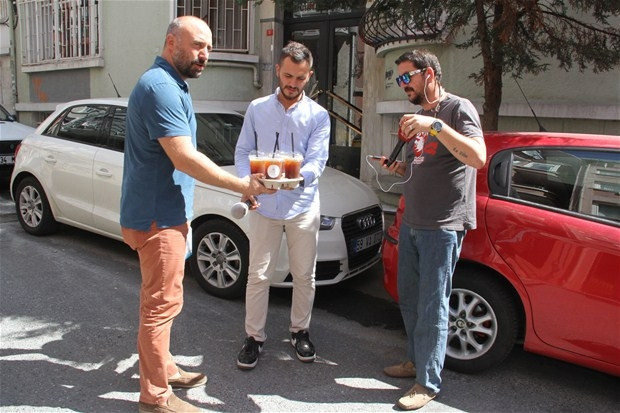 Halit Ergenç kendi elleriyle muhabirlere kahve servisi yaptı