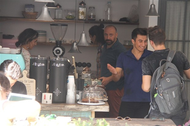 Halit Ergenç kendi elleriyle muhabirlere kahve servisi yaptı